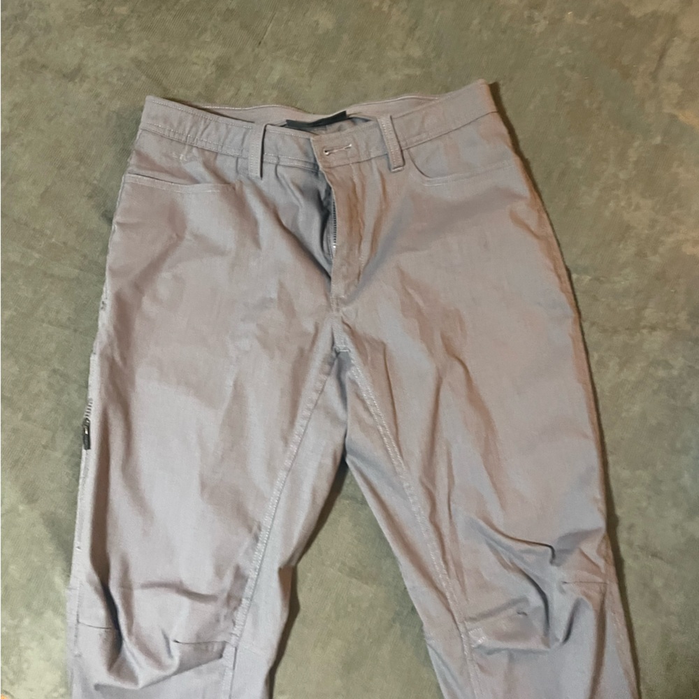 Men’s under armour fishing pants. Never worn.